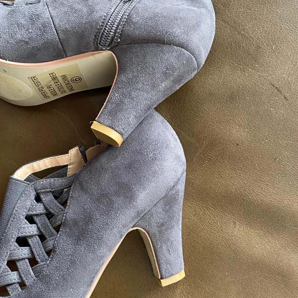 Journee Collection Gray shoes. Size 6. Suede - Picture 3 of 4